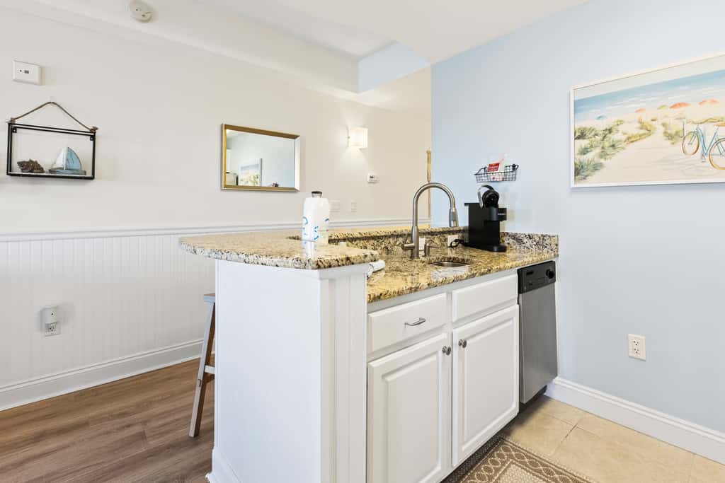 Newly renovated fourth-floor studio w spectacular views, shared hot tub, & pool