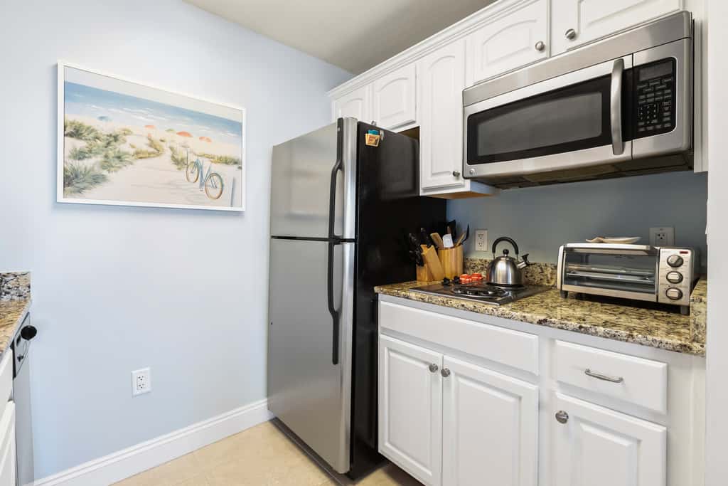 Newly renovated fourth-floor studio w spectacular views, shared hot tub, & pool