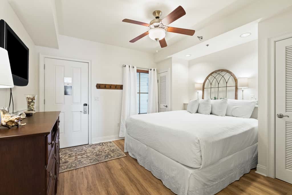 Newly renovated fourth-floor studio w spectacular views, shared hot tub, & pool