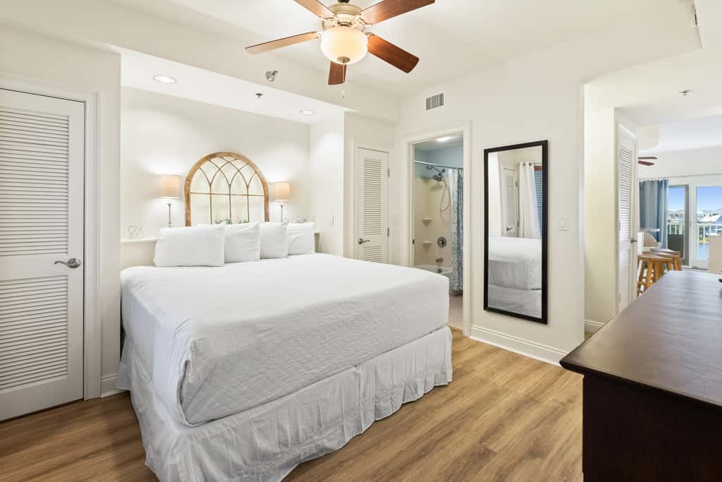 Newly renovated fourth-floor studio w spectacular views, shared hot tub, & pool