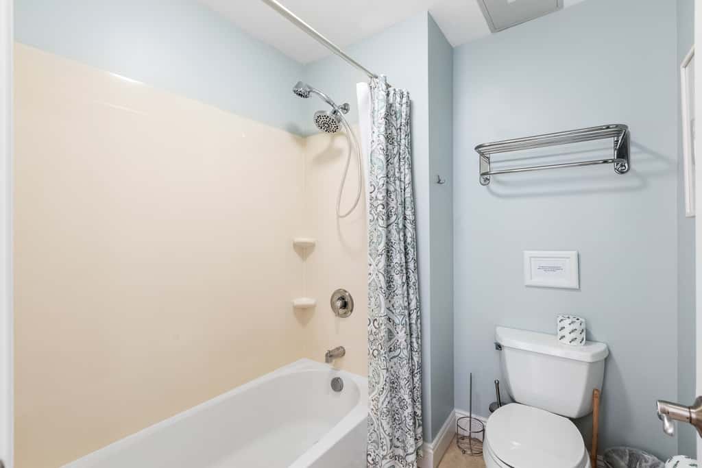 Newly renovated fourth-floor studio w spectacular views, shared hot tub, & pool