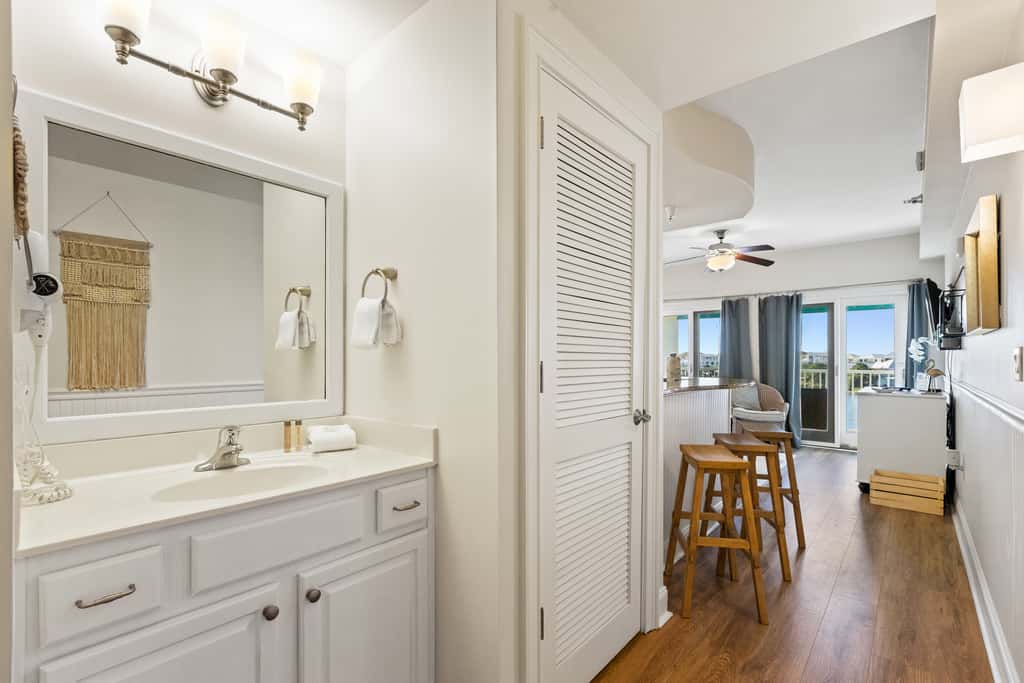 Newly renovated fourth-floor studio w spectacular views, shared hot tub, & pool