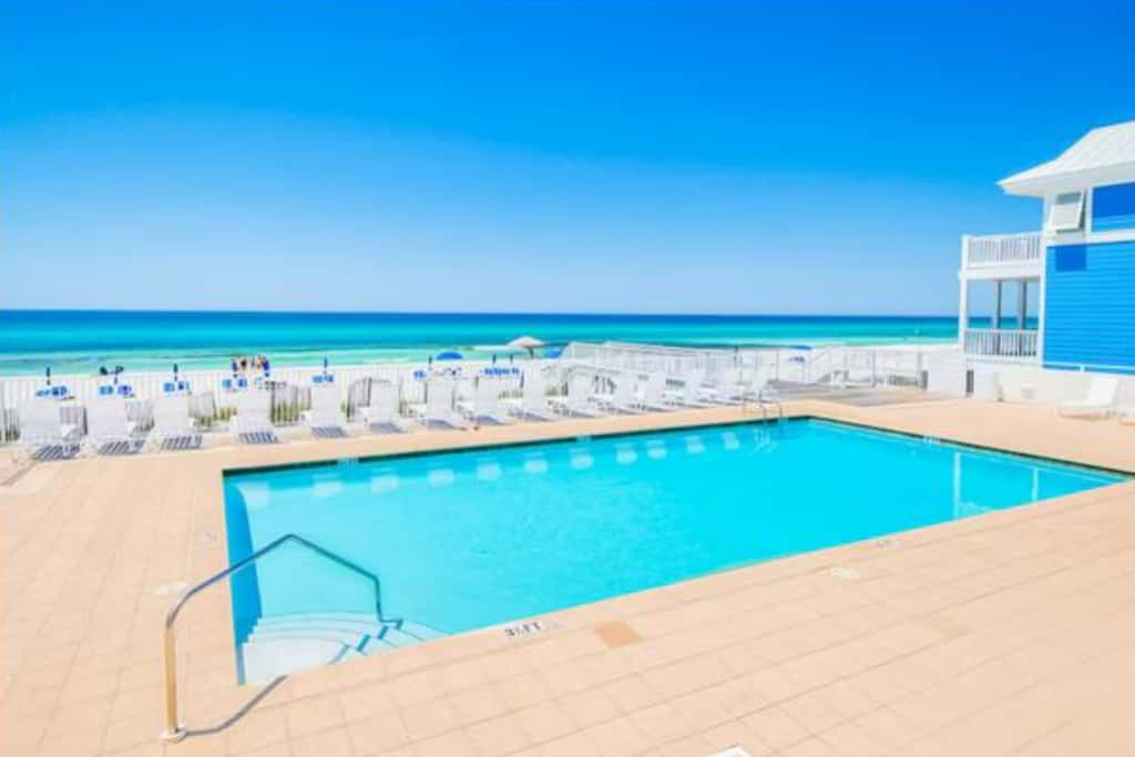 Newly renovated fourth-floor studio w spectacular views, shared hot tub, & pool