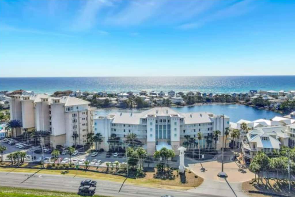 Newly renovated fourth-floor studio w spectacular views, shared hot tub, & pool