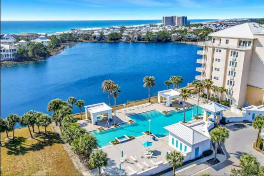 Newly renovated fourth-floor studio w spectacular views, shared hot tub, & pool