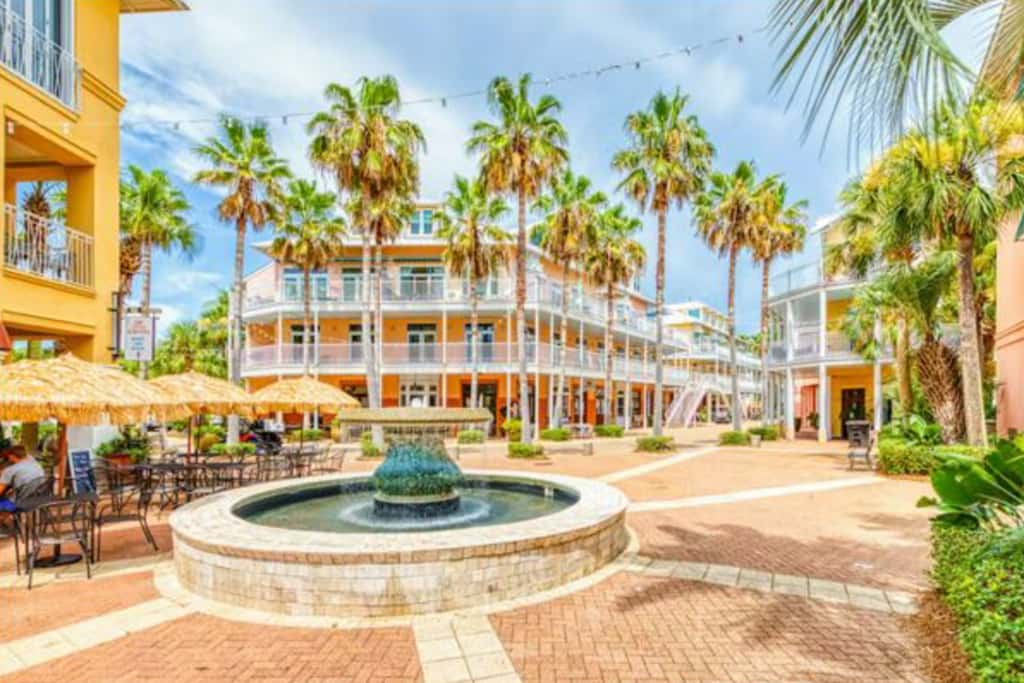 Newly renovated fourth-floor studio w spectacular views, shared hot tub, & pool