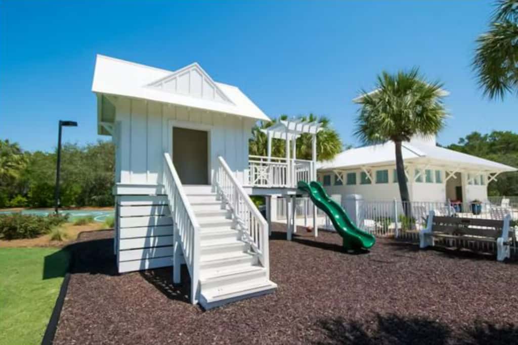 Newly renovated fourth-floor studio w spectacular views, shared hot tub, & pool