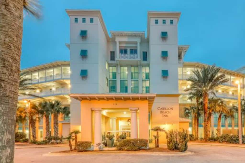 Newly renovated fourth-floor studio w spectacular views, shared hot tub, & pool