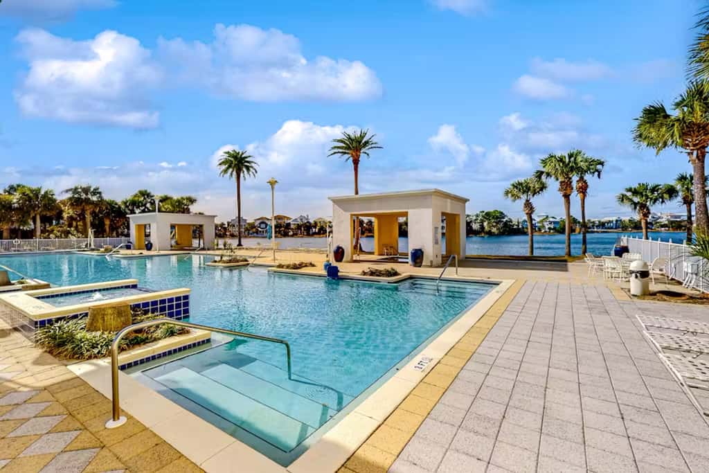 Boutique studio walking distance to the Gulf- resort pools & amenities