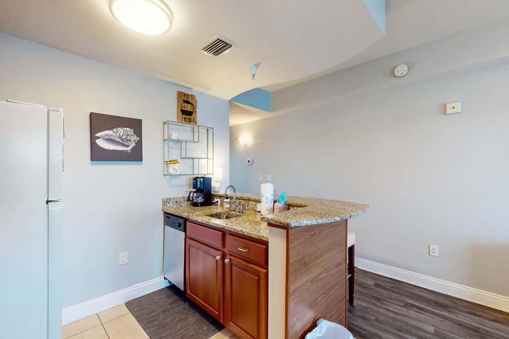Boutique studio walking distance to the Gulf- resort pools & amenities