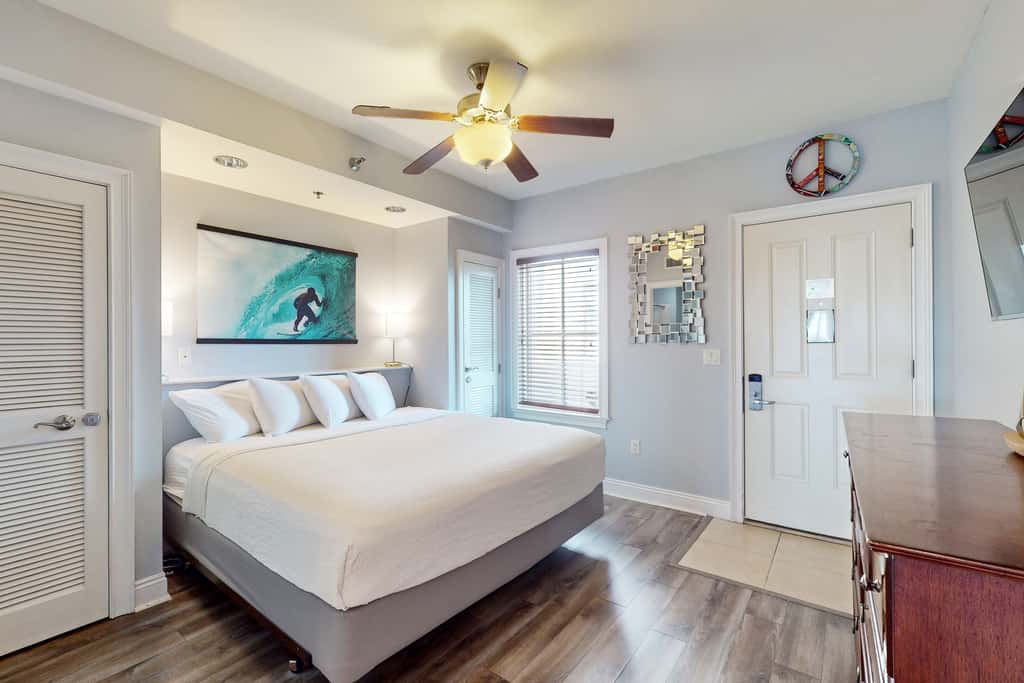 Boutique studio walking distance to the Gulf- resort pools & amenities