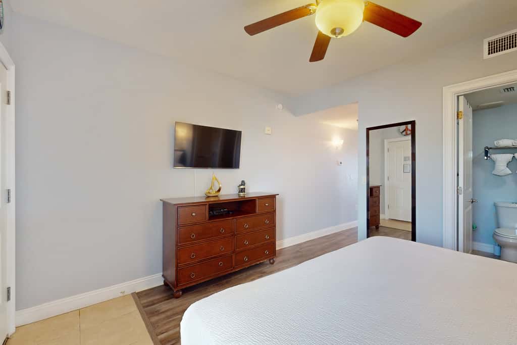 Boutique studio walking distance to the Gulf- resort pools & amenities