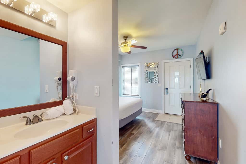 Boutique studio walking distance to the Gulf- resort pools & amenities