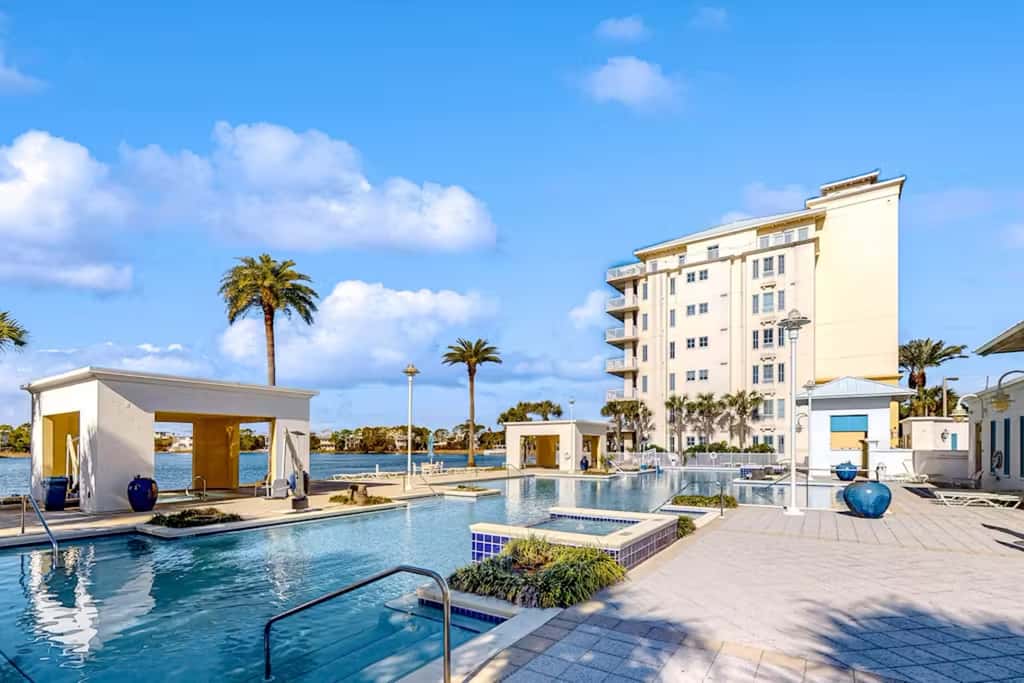 Boutique studio walking distance to the Gulf- resort pools & amenities