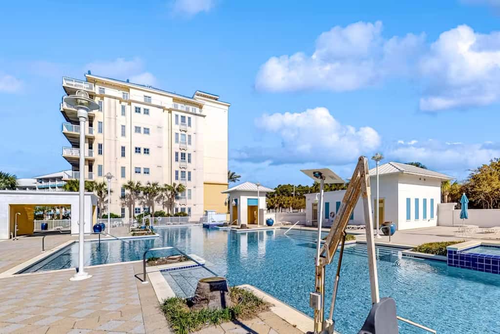 Boutique studio walking distance to the Gulf- resort pools & amenities