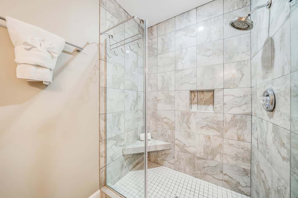 Luxurious bayfront condo in a gated resort with an amazing pool & hot tub