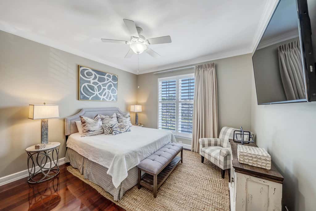 Luxurious bayfront condo in a gated resort with an amazing pool & hot tub