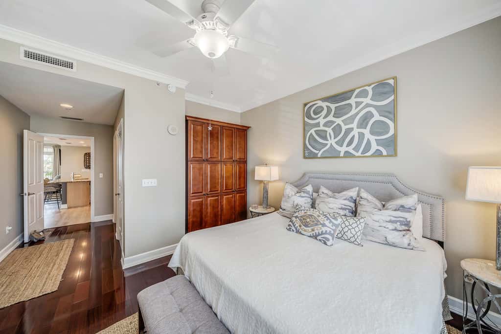 Luxurious bayfront condo in a gated resort with an amazing pool & hot tub