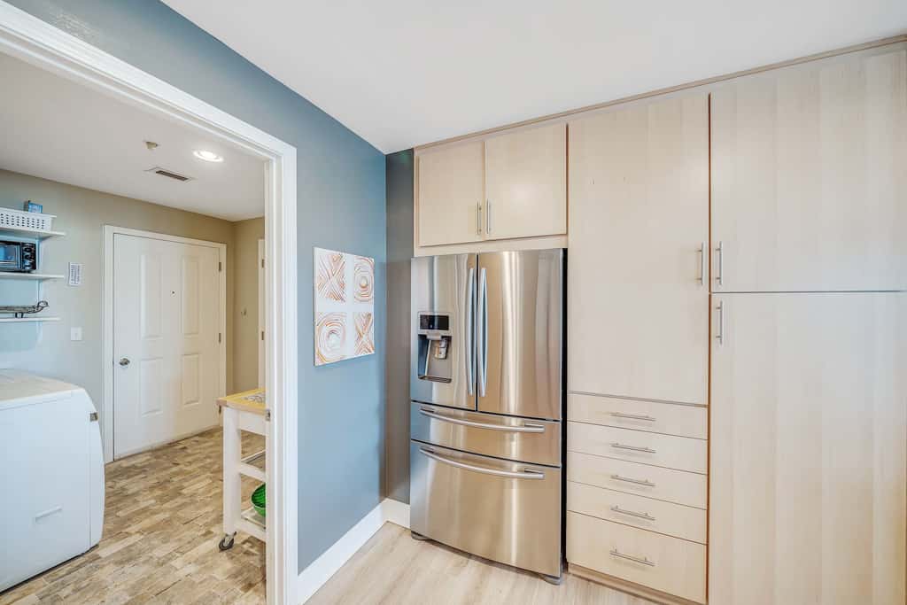 Luxurious bayfront condo in a gated resort with an amazing pool & hot tub