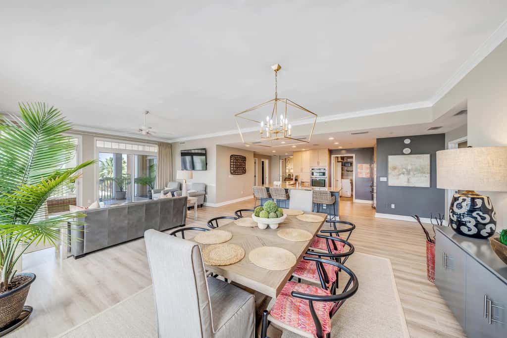 Luxurious bayfront condo in a gated resort with an amazing pool & hot tub