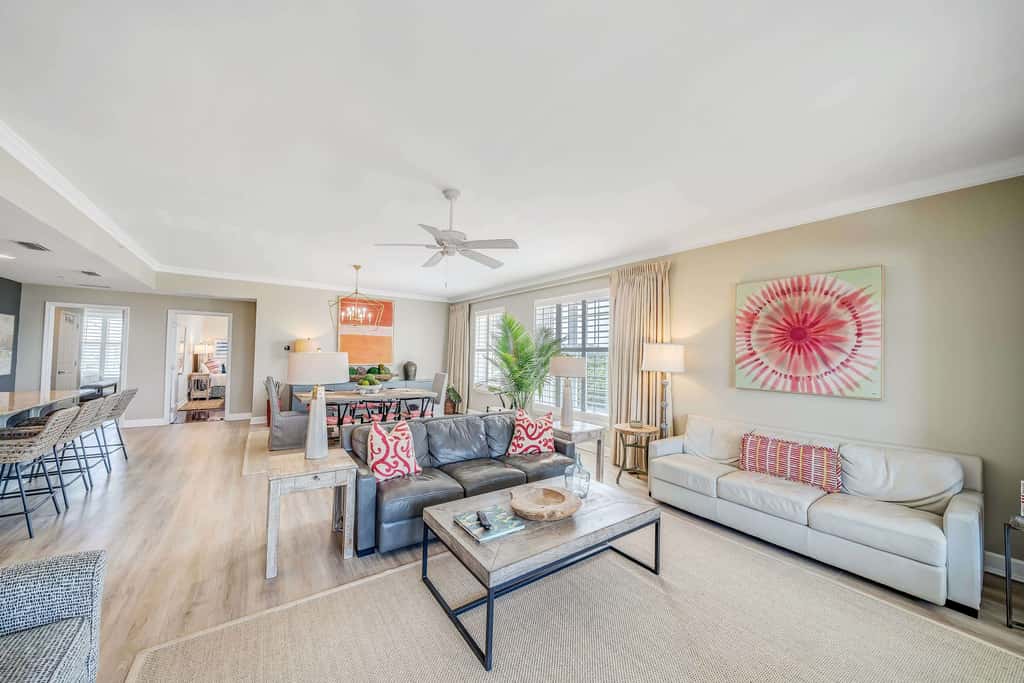 Luxurious bayfront condo in a gated resort with an amazing pool & hot tub