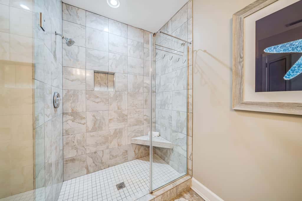Luxurious bayfront condo in a gated resort with an amazing pool & hot tub