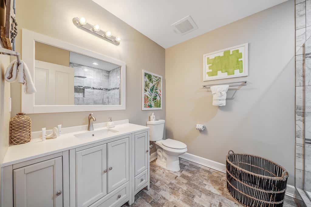 Luxurious bayfront condo in a gated resort with an amazing pool & hot tub