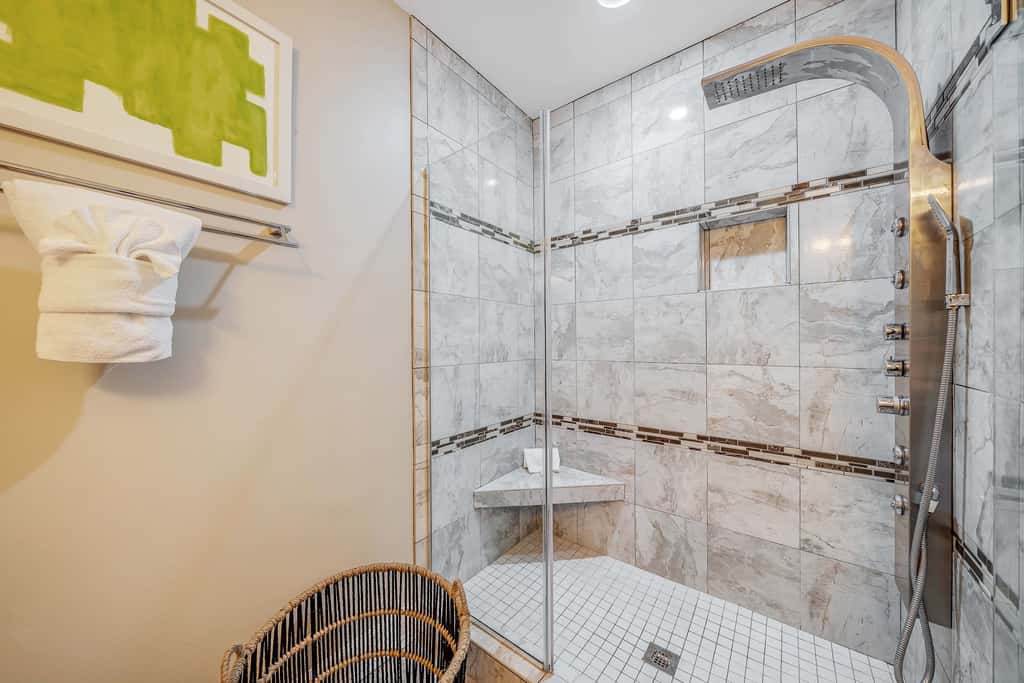 Luxurious bayfront condo in a gated resort with an amazing pool & hot tub