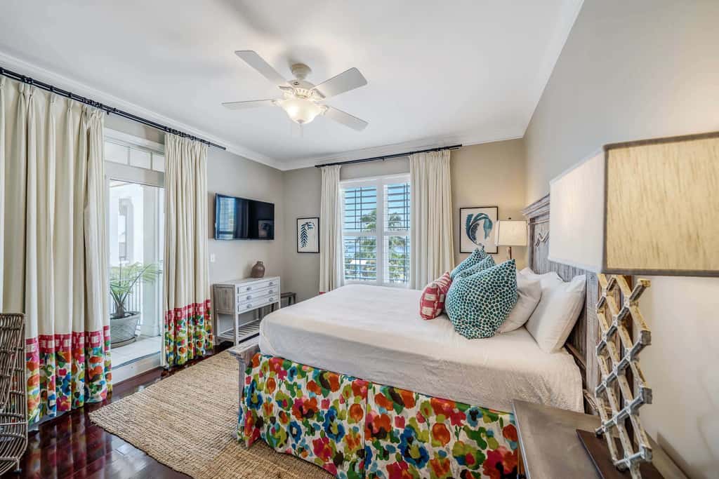 Luxurious bayfront condo in a gated resort with an amazing pool & hot tub