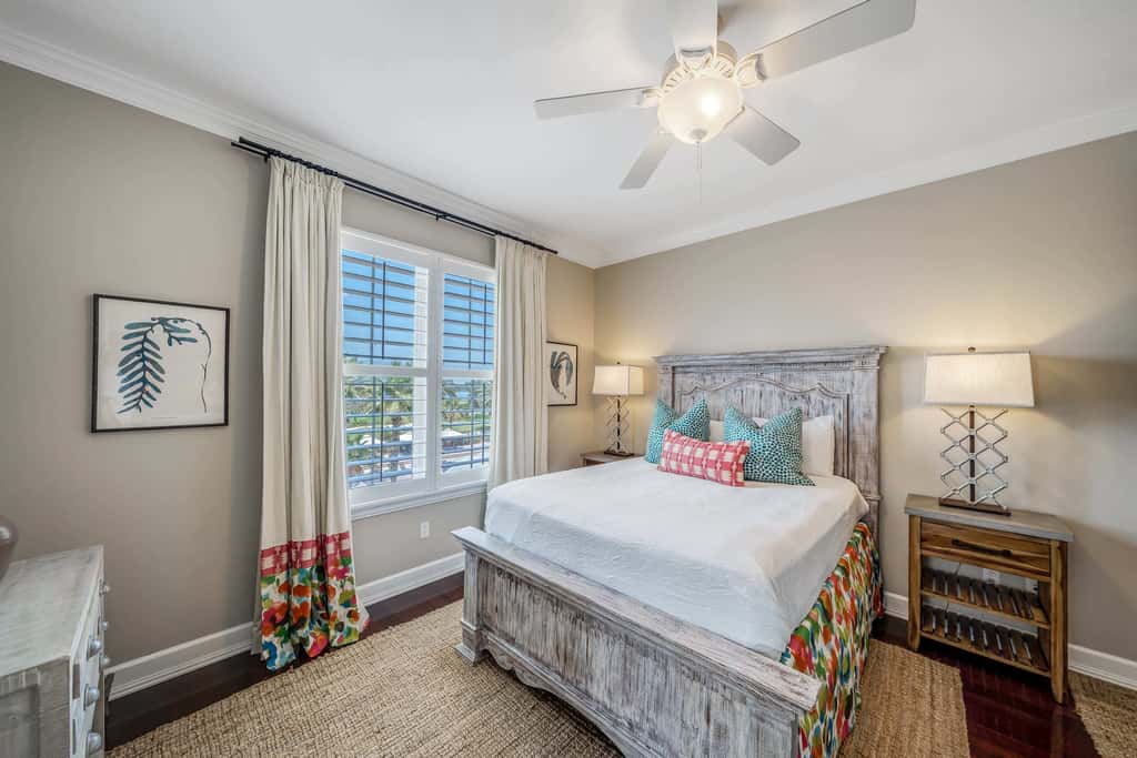 Luxurious bayfront condo in a gated resort with an amazing pool & hot tub