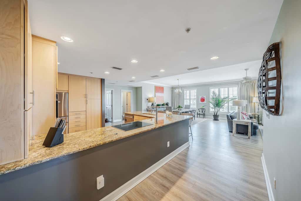 Luxurious bayfront condo in a gated resort with an amazing pool & hot tub