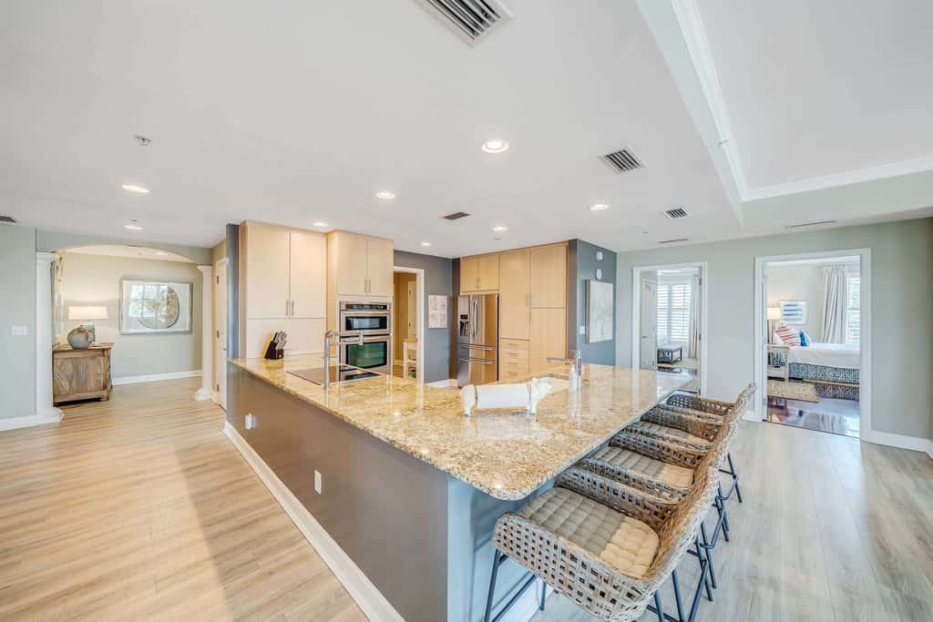 Luxurious bayfront condo in a gated resort with an amazing pool & hot tub