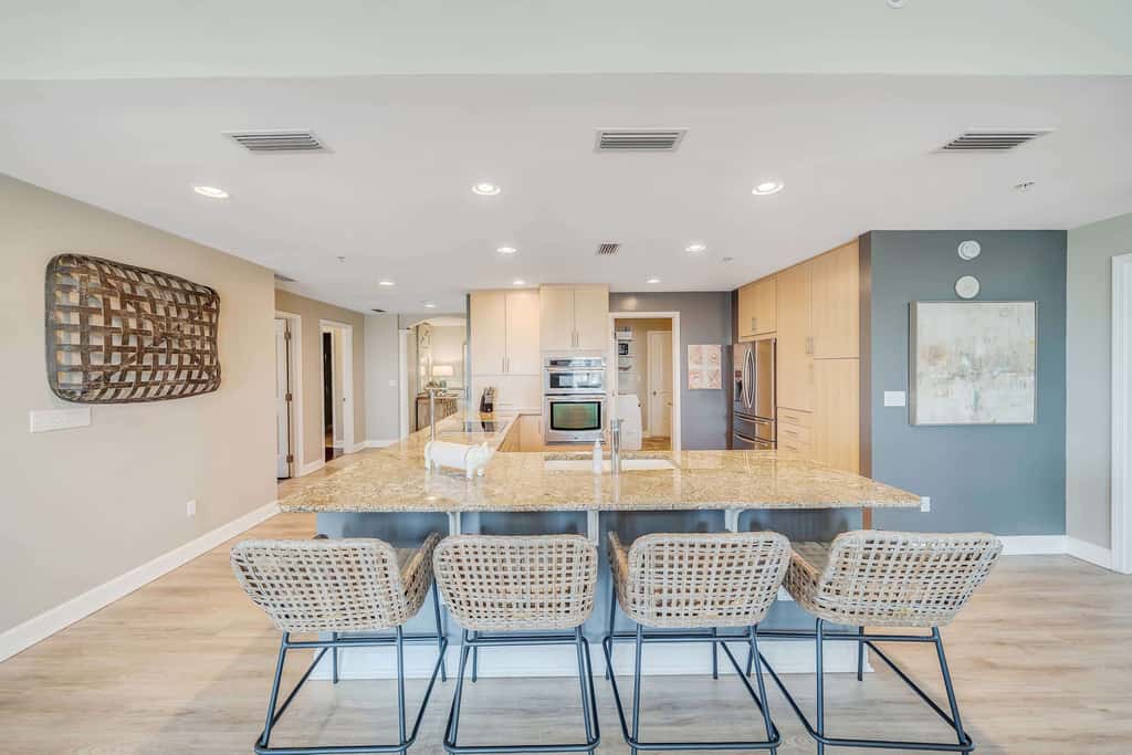Luxurious bayfront condo in a gated resort with an amazing pool & hot tub