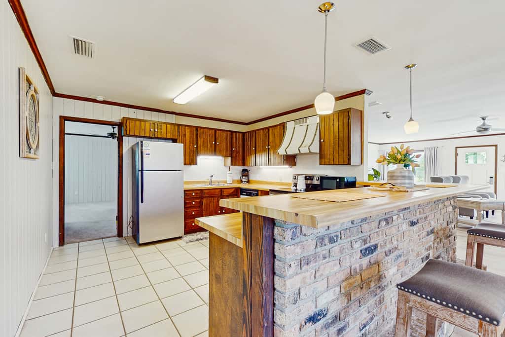 Tranquil dog-friendly family home with Gulf view, steps to private beach access