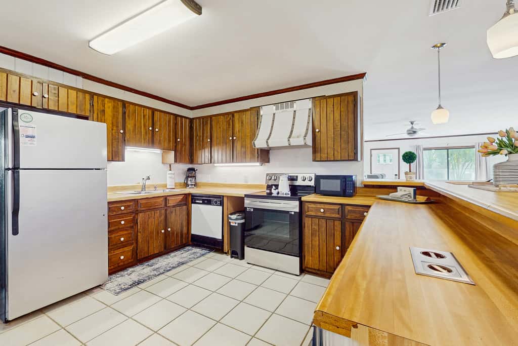 Tranquil dog-friendly family home with Gulf view, steps to private beach access