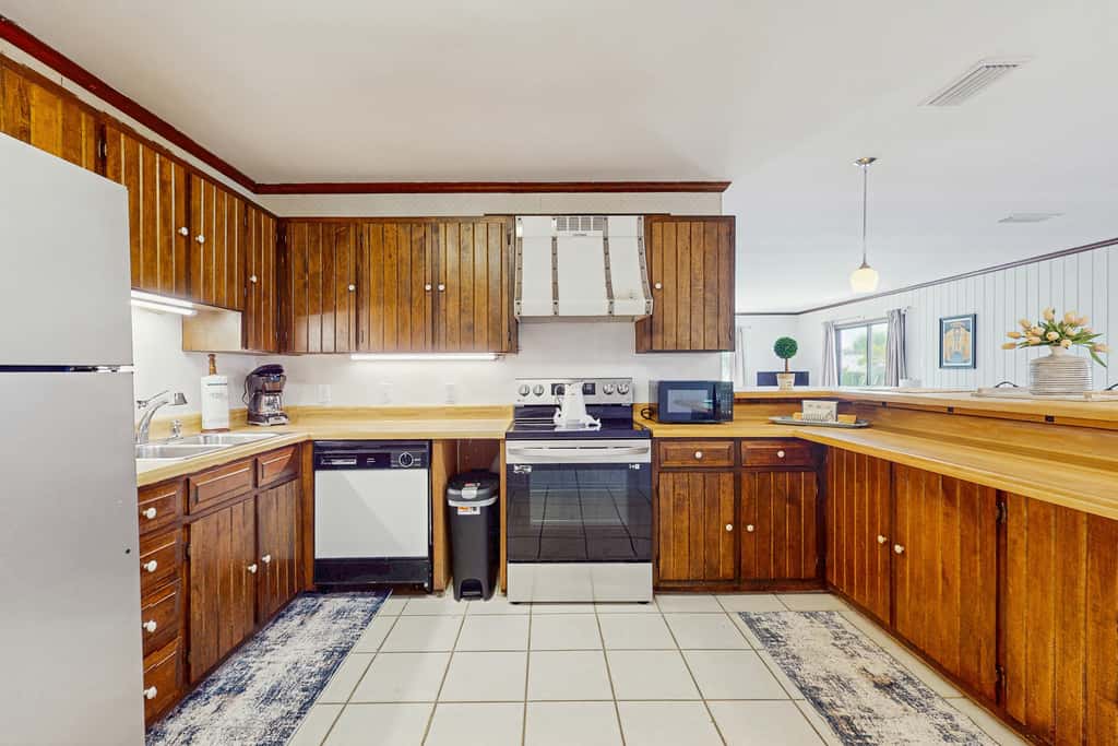 Tranquil dog-friendly family home with Gulf view, steps to private beach access