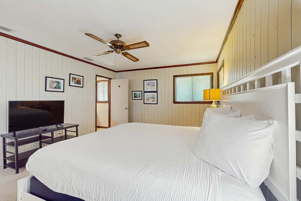 Tranquil dog-friendly family home with Gulf view, steps to private beach access
