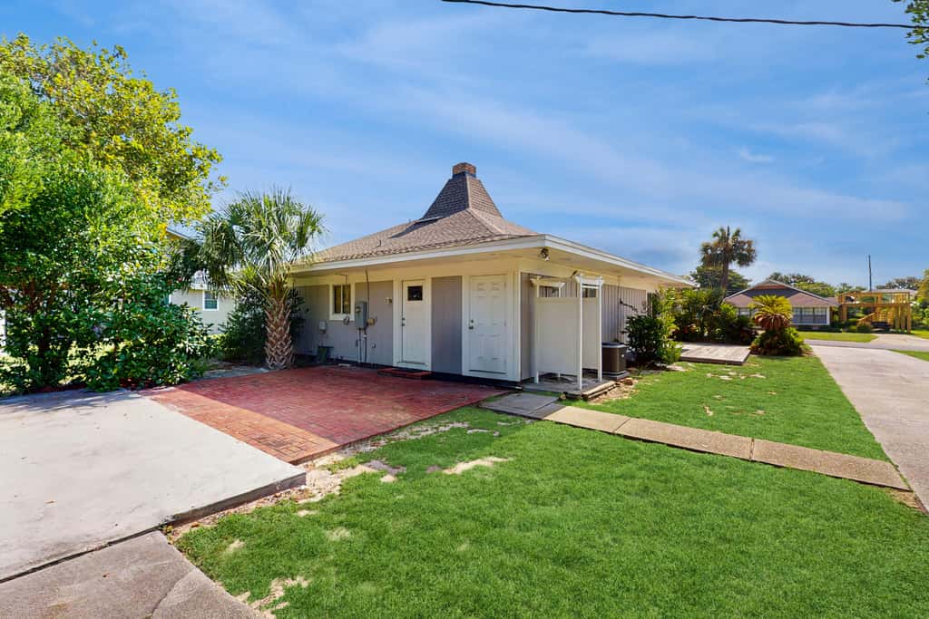 Tranquil dog-friendly family home with Gulf view, steps to private beach access