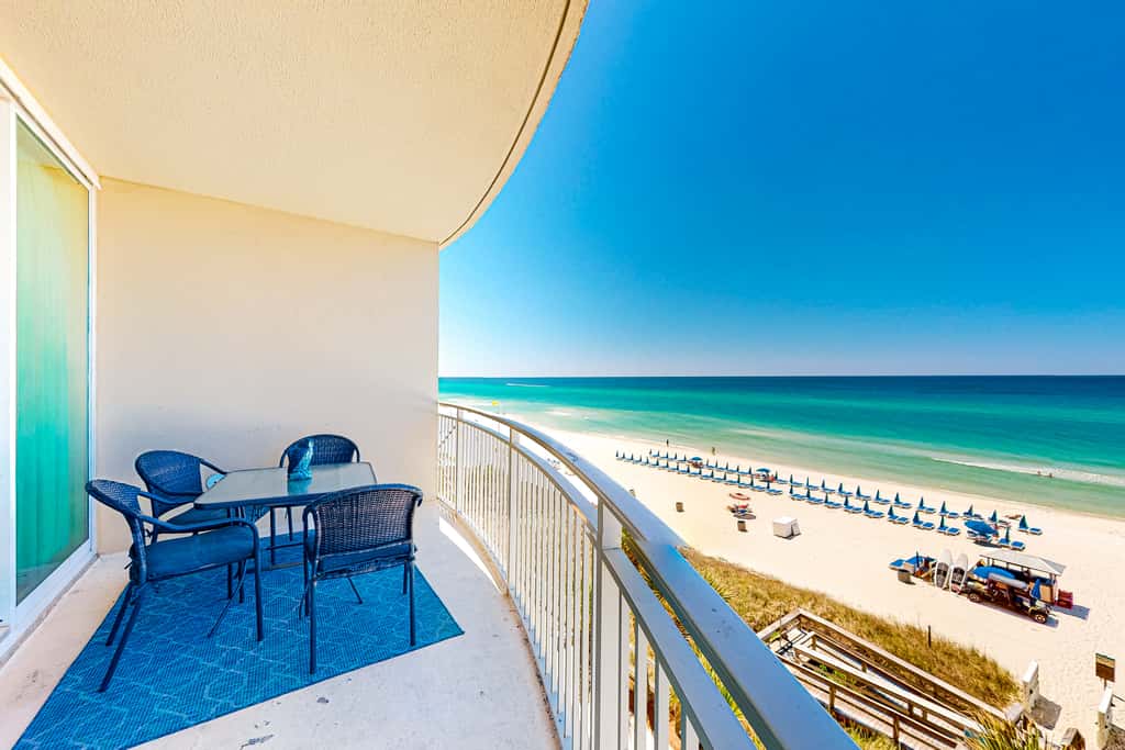 Tranquil escape in oceanfront complex near Pier Park with hot tub, pool & AC