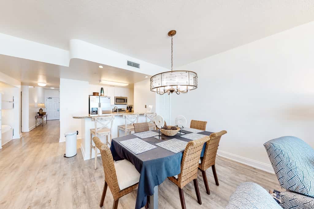 Tranquil escape in oceanfront complex near Pier Park with hot tub, pool & AC