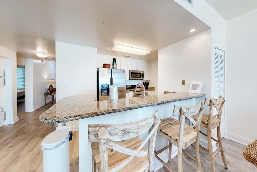 Tranquil escape in oceanfront complex near Pier Park with hot tub, pool & AC