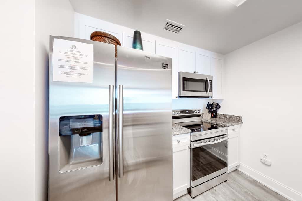 Tranquil escape in oceanfront complex near Pier Park with hot tub, pool & AC