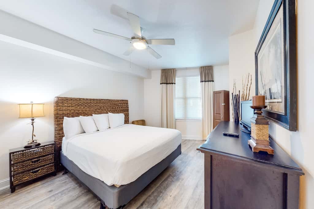 Tranquil escape in oceanfront complex near Pier Park with hot tub, pool & AC