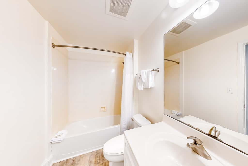 Tranquil escape in oceanfront complex near Pier Park with hot tub, pool & AC