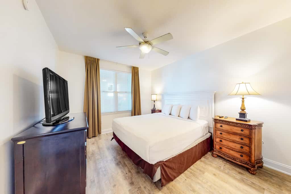Tranquil escape in oceanfront complex near Pier Park with hot tub, pool & AC