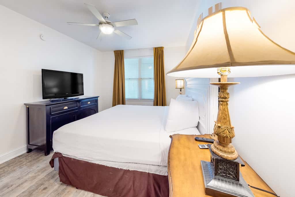 Tranquil escape in oceanfront complex near Pier Park with hot tub, pool & AC