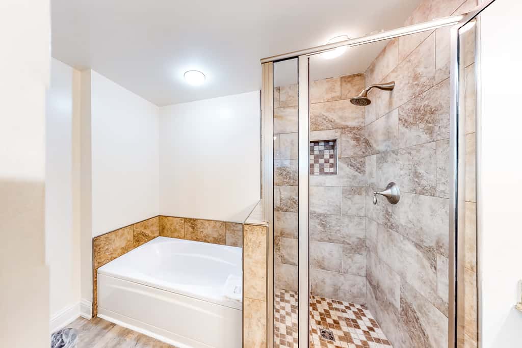 Tranquil escape in oceanfront complex near Pier Park with hot tub, pool & AC