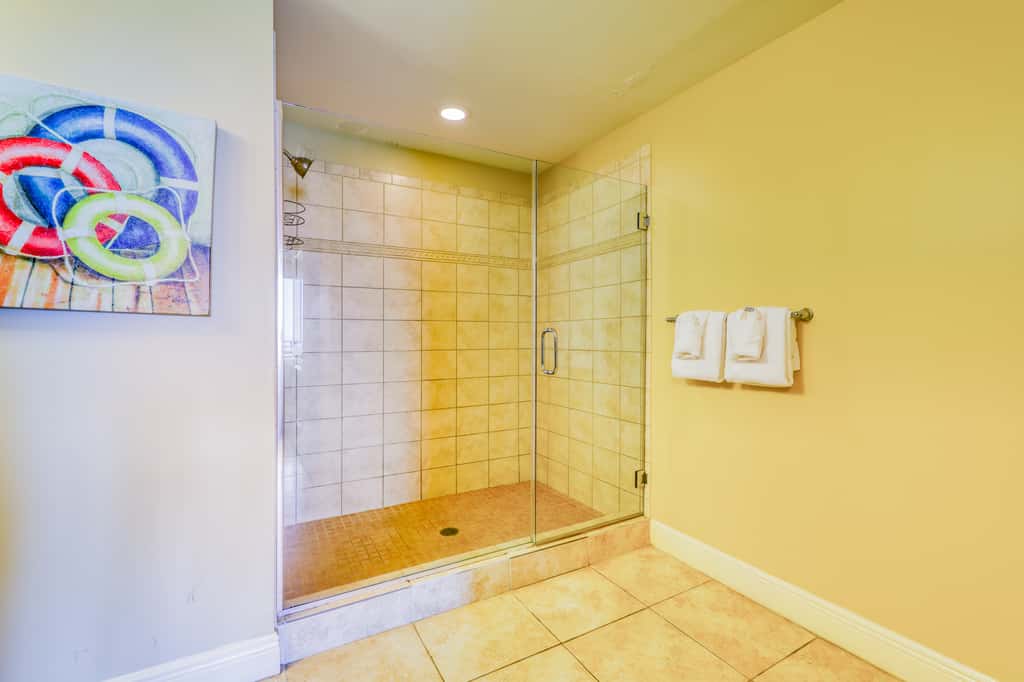 Beachfront condo with Gulf views, access to beach, large pool, hot tub & gym