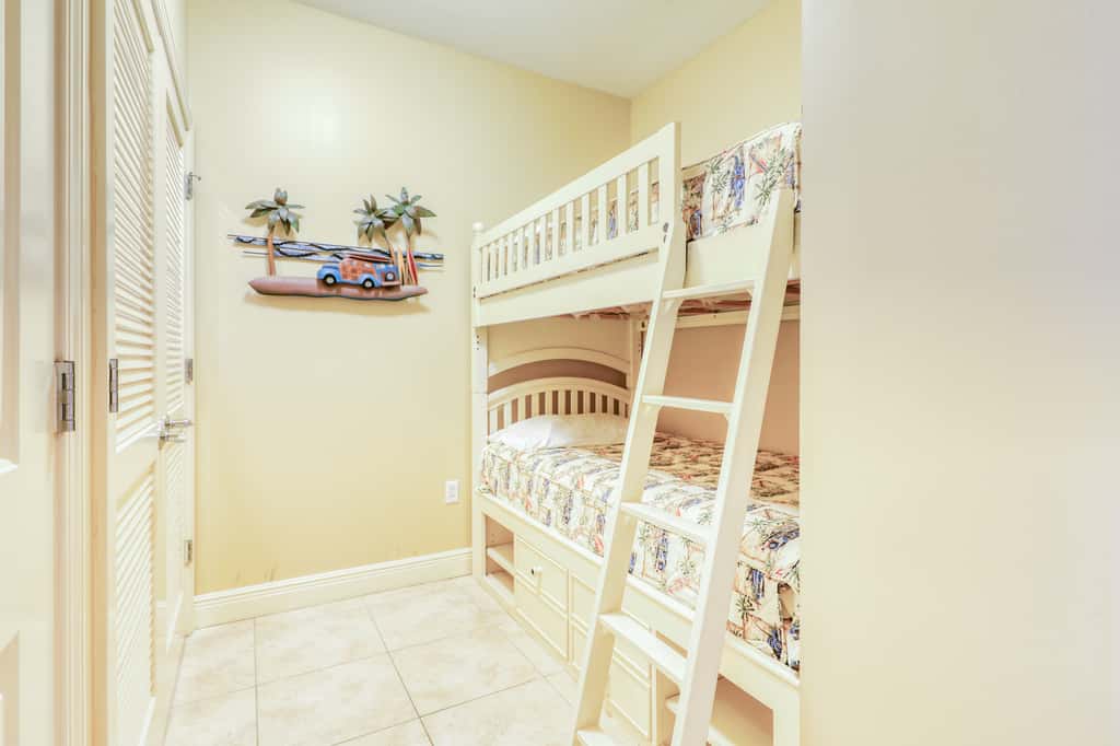 Beachfront condo with Gulf views, access to beach, large pool, hot tub & gym