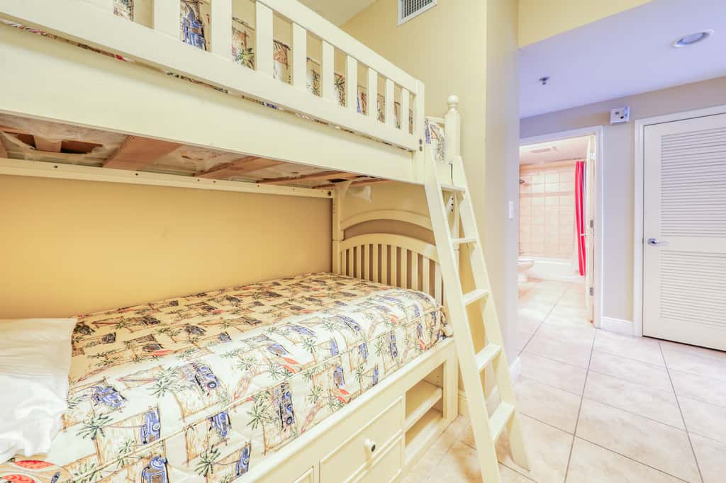 Beachfront condo with Gulf views, access to beach, large pool, hot tub & gym